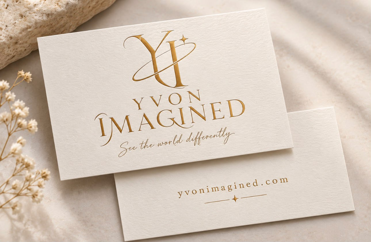 De crème-gouden huisstijl van Yvon Imagined, met het monogram en de slogan See the world differently